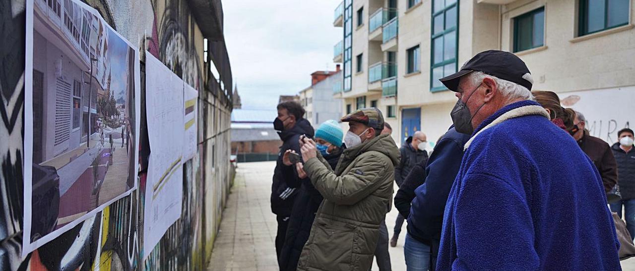 Vecinos de la calle Monte Faro, durante la reunión con el gobierno el pasado mes de marzo. |   // BERNABÉ