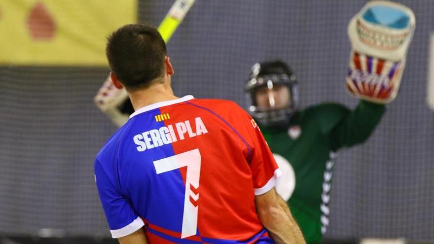 Sergi Pla, d&#039;esquena, celebra el seu gol amb Elagi Deitg al fons