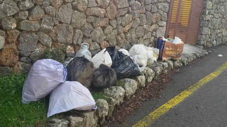 Basura amontonada junto a la verja de uno de los puntos de contenedores de los bares.