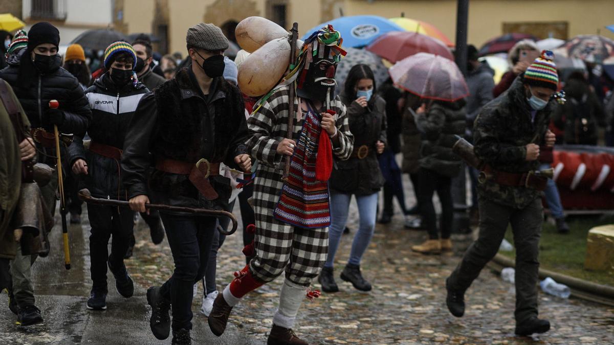 El Zangarrón de 2021 recorre las calles de Sanzoles.