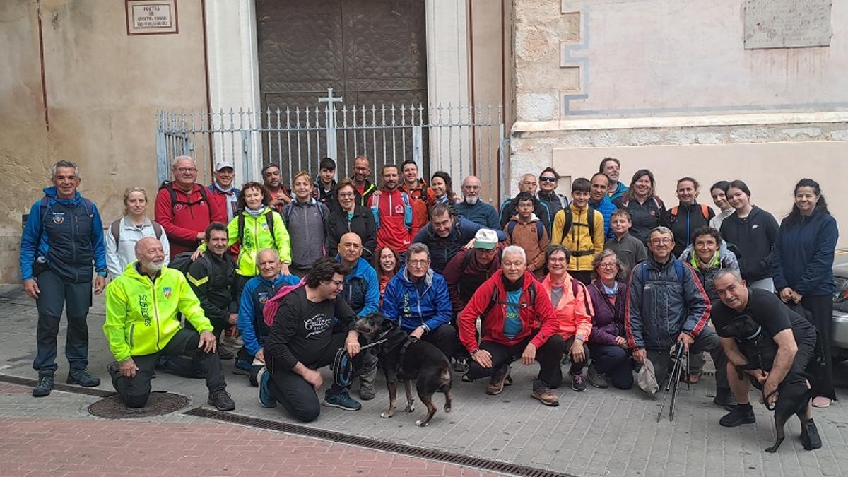 Los participantes en la "Pujada a les Creus" posan para Levante-EMV antes de darse la salida