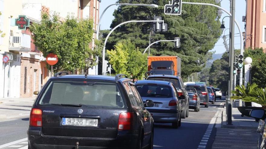 Acumulación de vehículos en el tramo de la CV-5o que cruza el casco urbano de la Barraca. | VICENT M. PASTOR