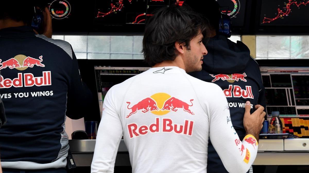 Carlos Sainz, con los ingenieros de Toro Rosso en el pit lane de Suzuka.