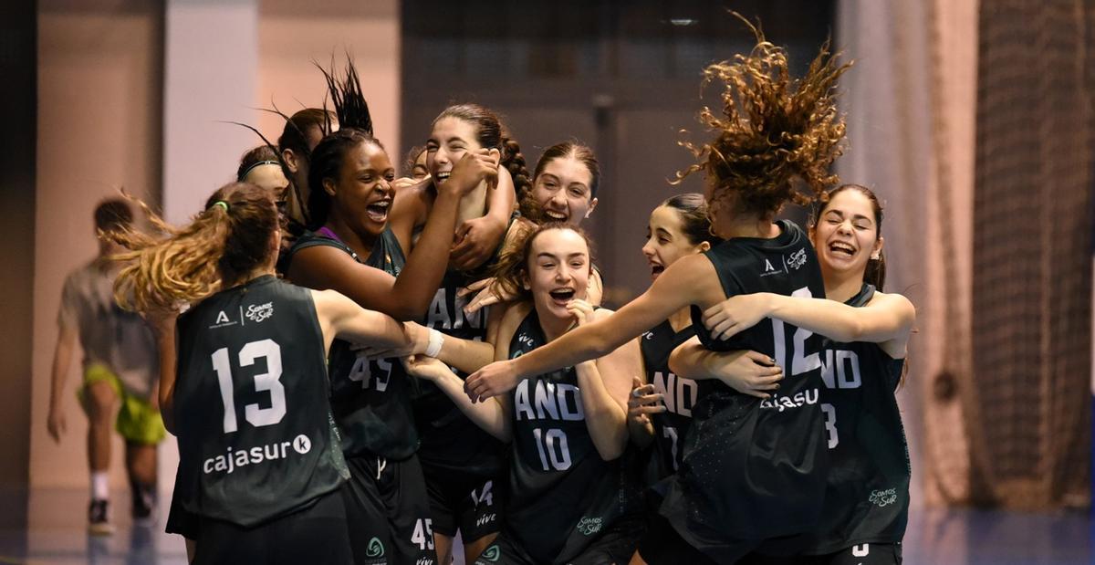 Paloma Bioque, con el número 10, celebra un triunfo de la selección andaluza cadete femenina de baloncesto.
