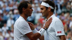 Rafa Nadal y Roger Federer tras su partido de semifinales de Wimbledon 2019, ganado por el suizo.