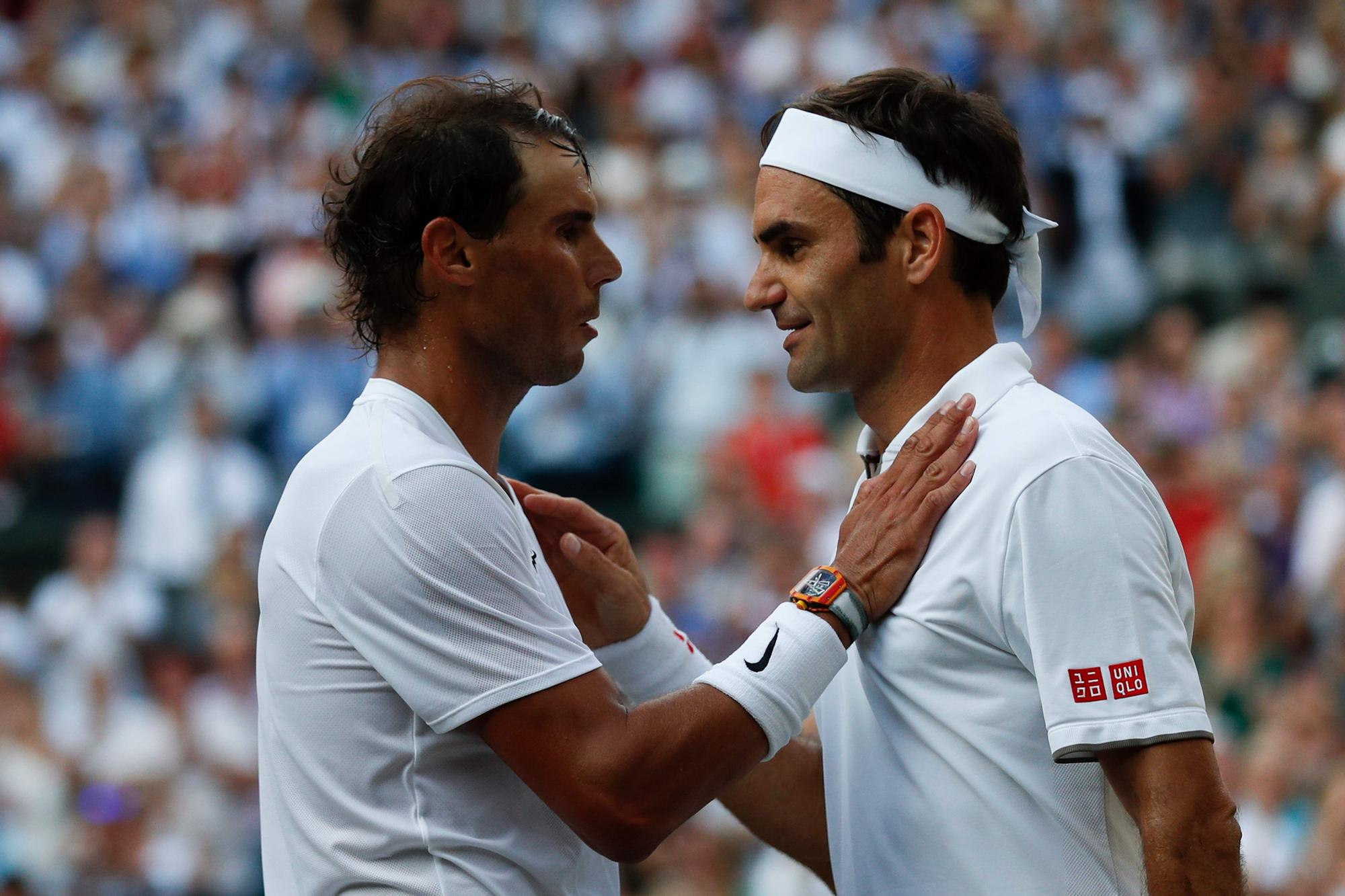 Rafa Nadal y Roger Federer tras su partido de semifinales de Wimbledon 2019, ganado por el suizo.