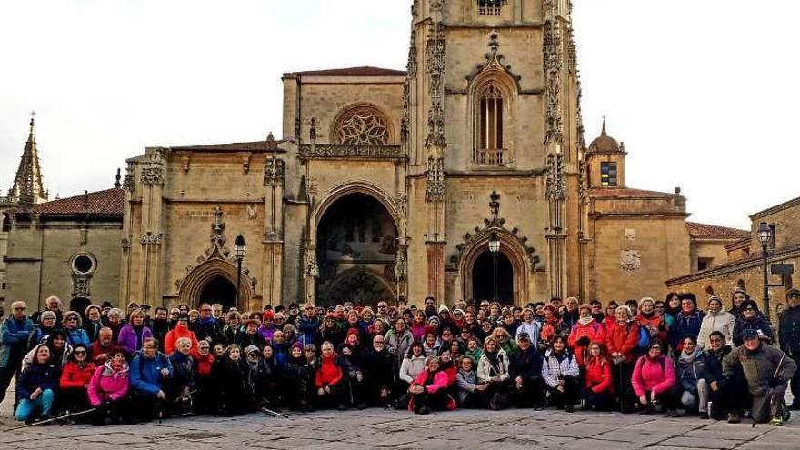 Foto de familia, el pasado domingo, ante la Catedral de Oviedo, antes de partir en dirección a Grado.