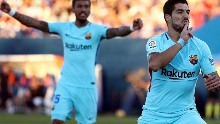 Luis Suárez manda callar a la grada de Butarque tras conseguir un gol.