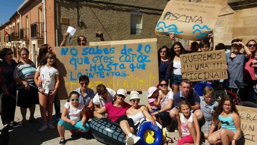 Manifestantes durante la vistosa concentración.