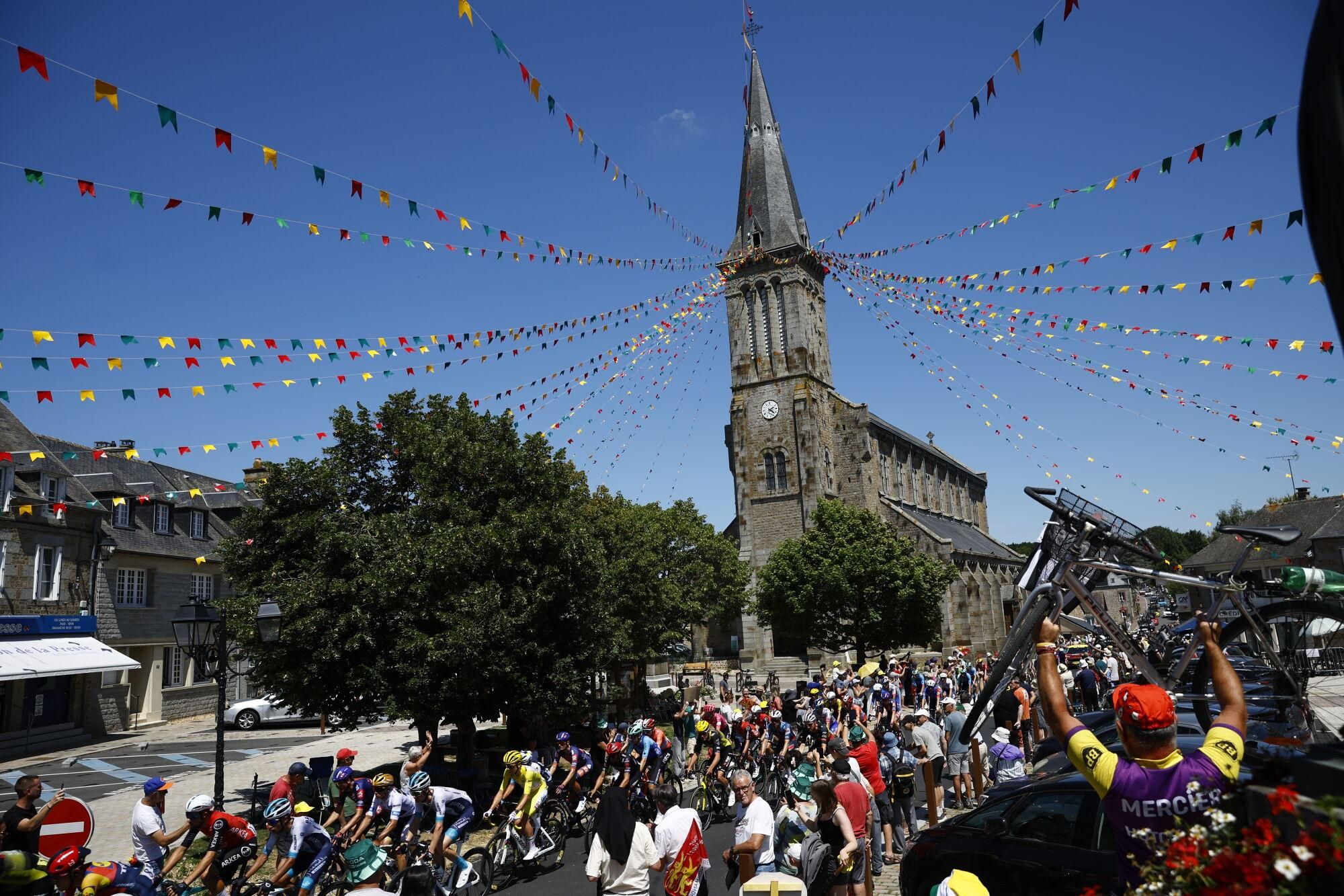 (France), 10/07/2025.- The peloton in action during the 6th stage of the Tour de France cycling race over 201.5km from Bayeux to Vire Normandie, France, 10 July 2025. (Ciclismo, Francia) EFE/EPA/MARTIN DIVISEK