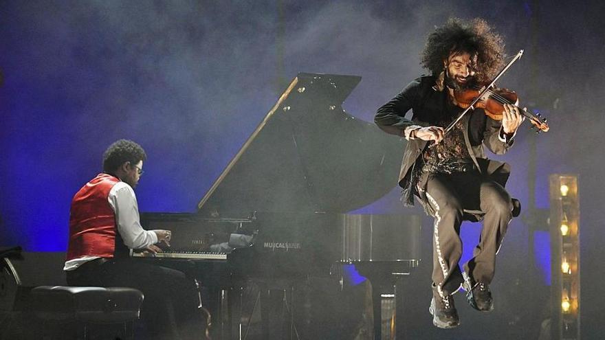 El violinista Ara Malikian va regalar energia i emoció en un concert que va entusiasmar els assistents al teatre manresà