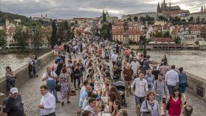 Banquete multitudinario en el puente Carlos de Praga.