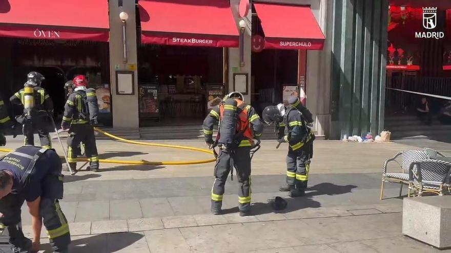 Así trabajan los bomberos en el restaurante de Gran Vía afectado por un incendio