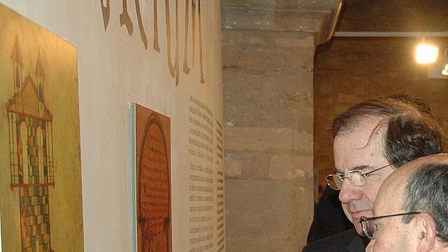 Varios turistas franceses en la exposición del Beato de Tábara en la iglesia de Santa María.