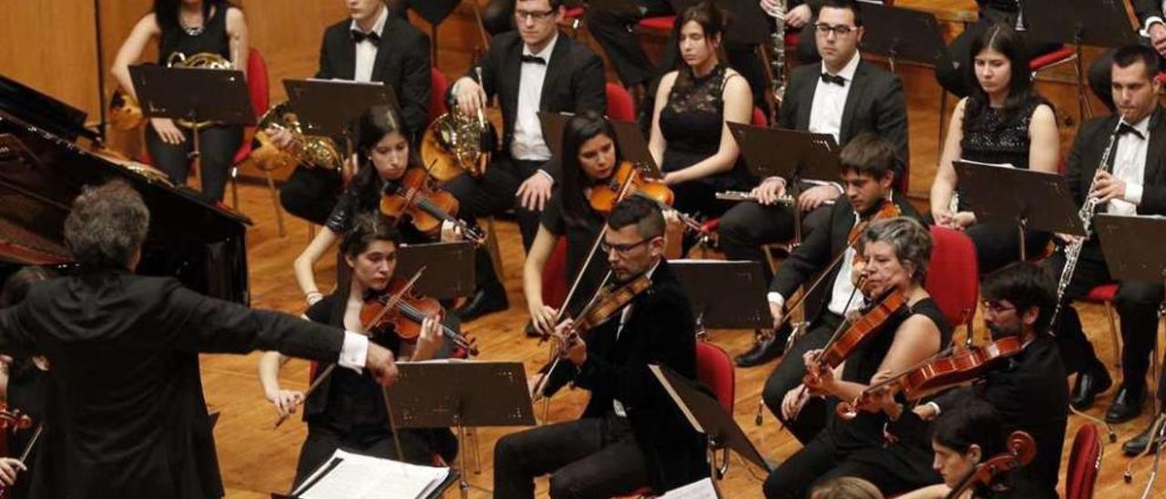 La Orquesta Clásica de Vigo, en el concierto dedicado a &quot;Regreso al futuro&quot;. // José Lores