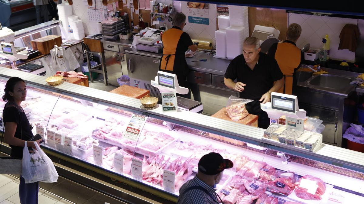 An einer Metzgerei im Mercat d&#039;Olivar in Palma de Mallorca.