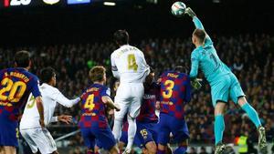 Ter Stegen despeja un balón en el clásico del miércoles.