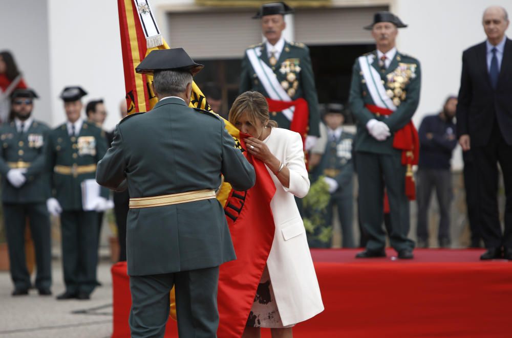 Fernández Díaz asiste a la entrega de la bandera nacional en Acuartelamiento Jaime II