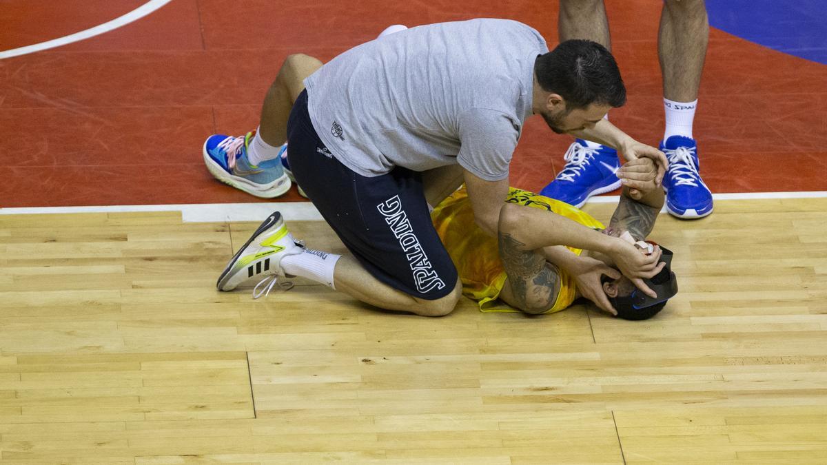 AJ Slaughter siendo atendido tras la dura acción de Sadiel Rojas durante el encuentro del pasado domingo