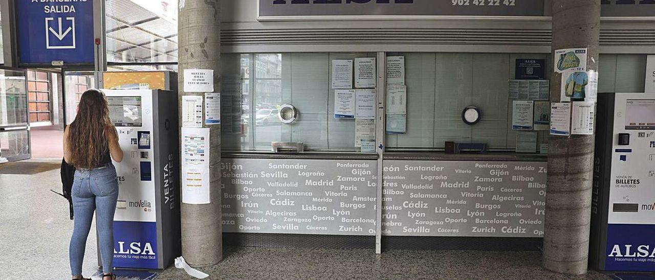 Las taquillas que venden billetes de autobús en la estación central de Avilés.