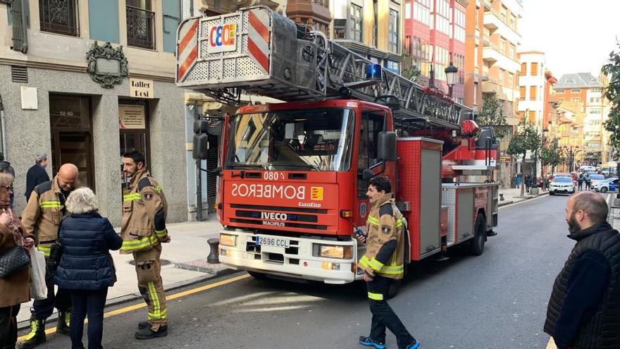 Los bomberos rescatan a dos ancianos que llevaban días tirados en sus casas