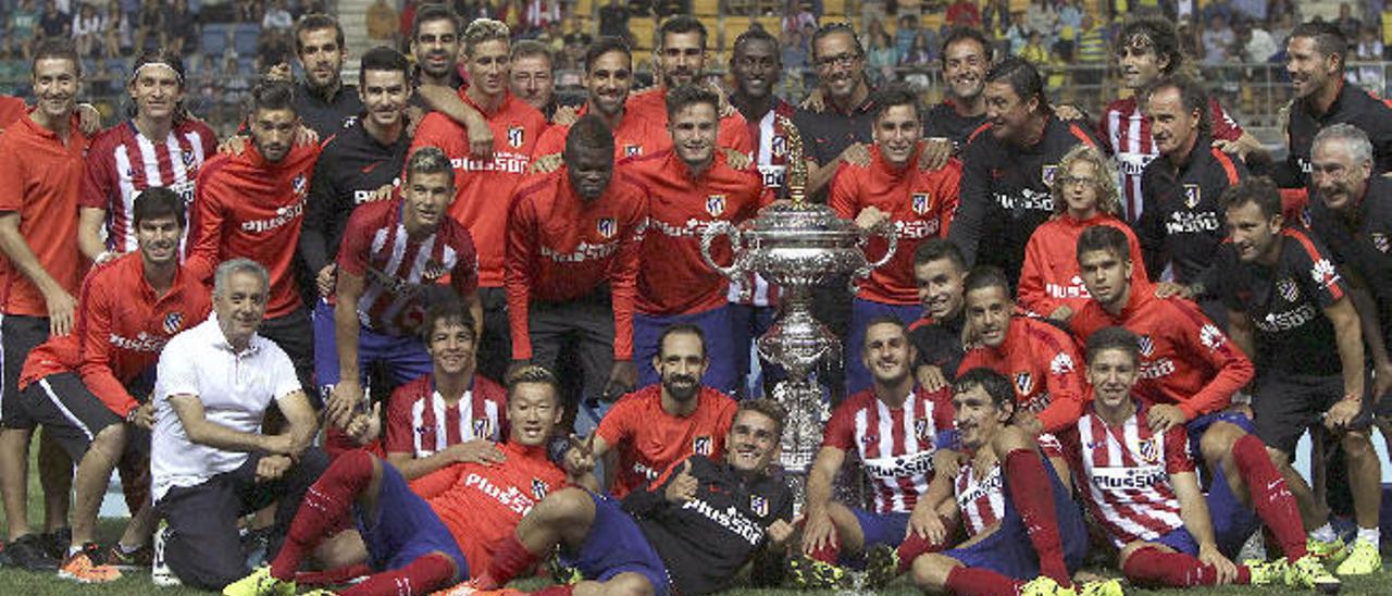 El Atlético ganó su último título en 2015 (arriba). El Málaga conseguía su primer Trofeo Carranza en 2016 (abajo).