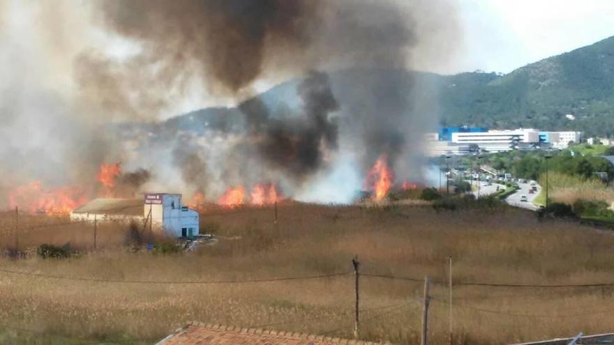Las grandes llamas obligaron a cortar el tráfico en una de las entradas a Eivissa.