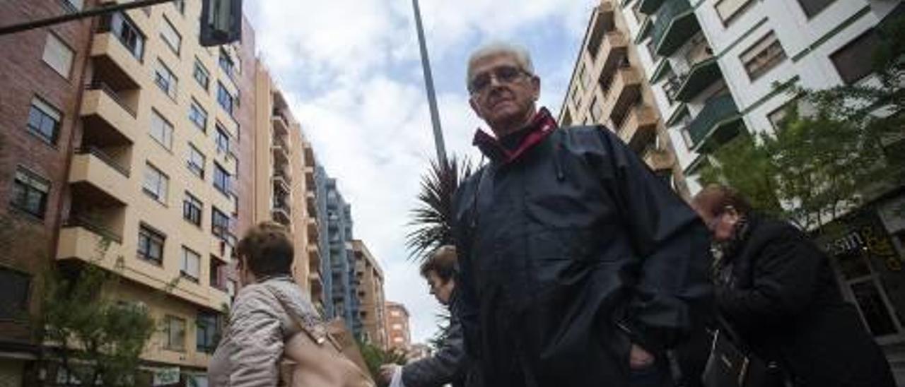 Pepe López, en la mediana de la avenida Valencia.