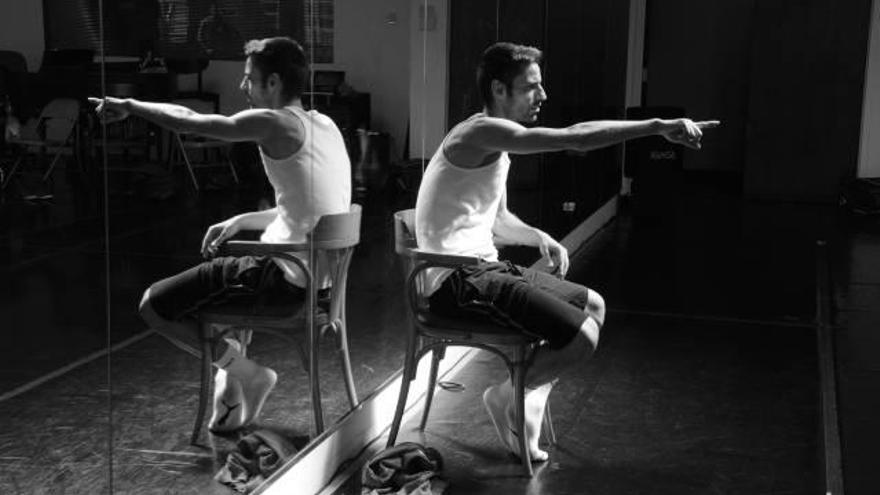 El bailarín alicantino Gustavo Ramírez, durante un ensayo.