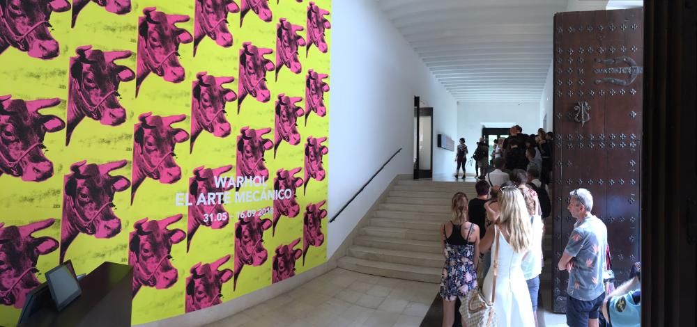 Largas colas en el Museo Picasso para despedir a Warhol