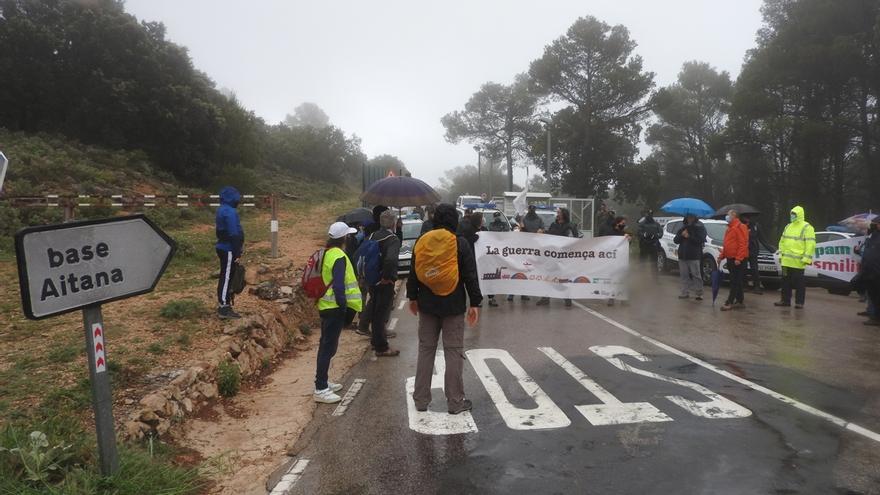 Colectivos antimilitaristas vuelven a celebrar una marcha para exigir el cierre de la base de Aitana