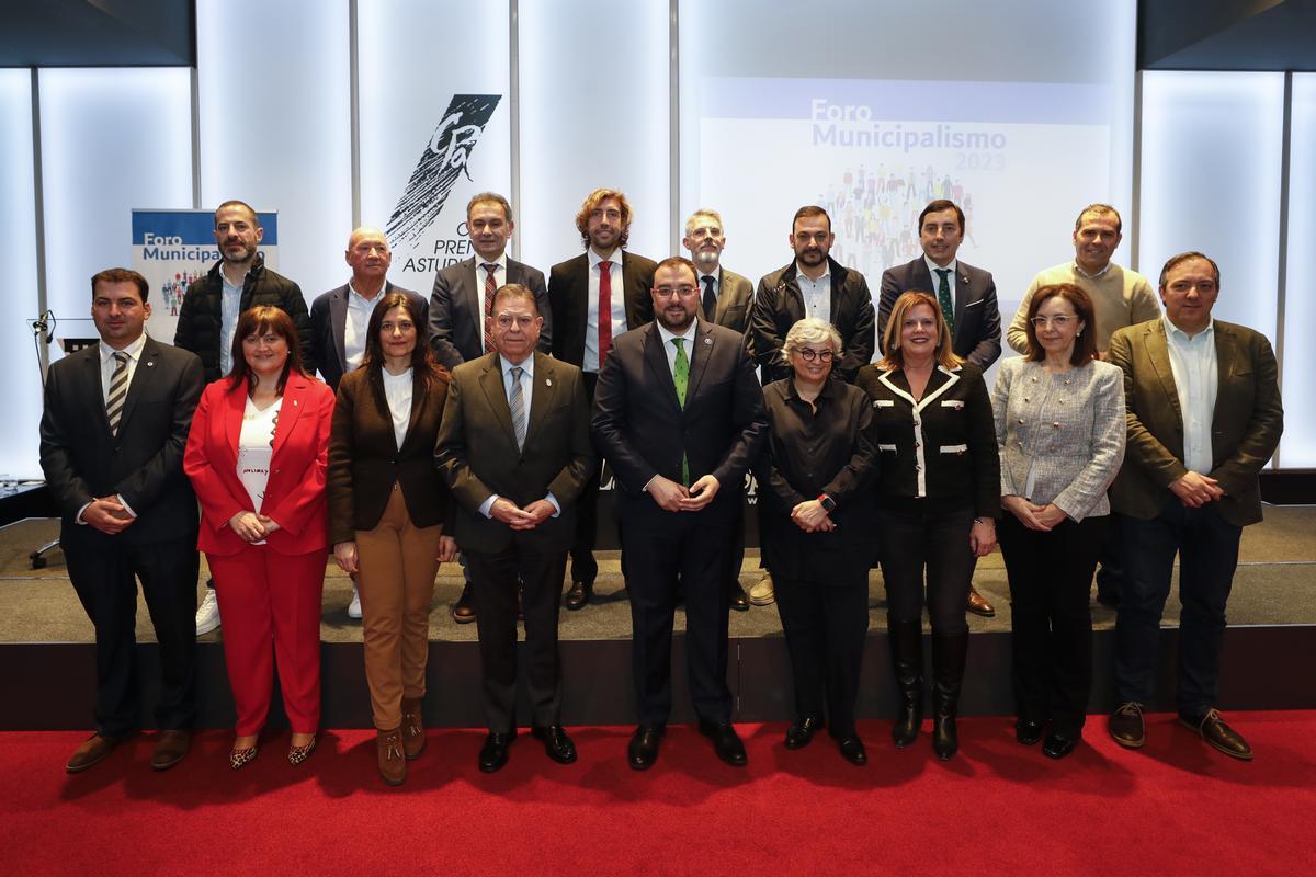 Alcaldes y personalidades que han participado en el acto.