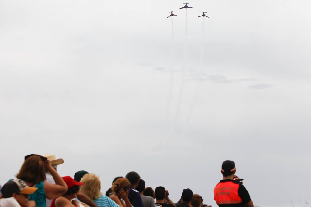 Miles de personas disfrutan a pie de playa del espectáculo protagonizado por el Ejército del Aire