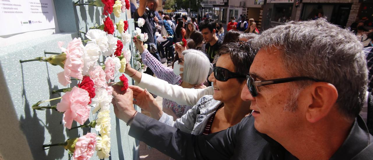 El centro de adultos de Cáceres puso 311 claveles en homenaje a los deportados de Mauthausen.