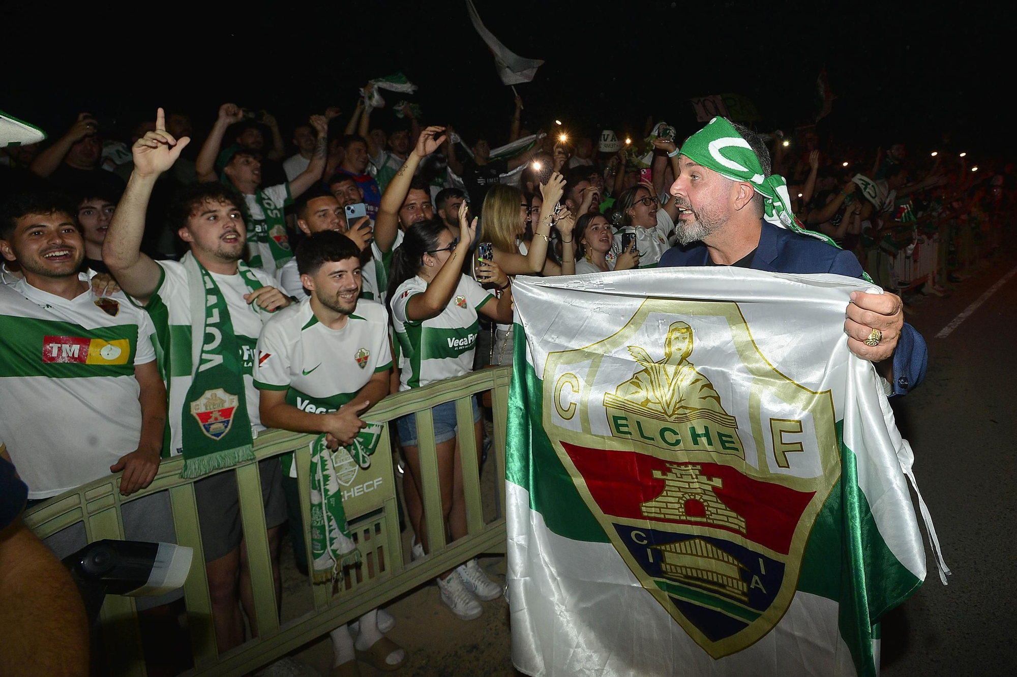 La afición del Elche recibe a los héroes del ascenso a su llegada al Martínez Valero