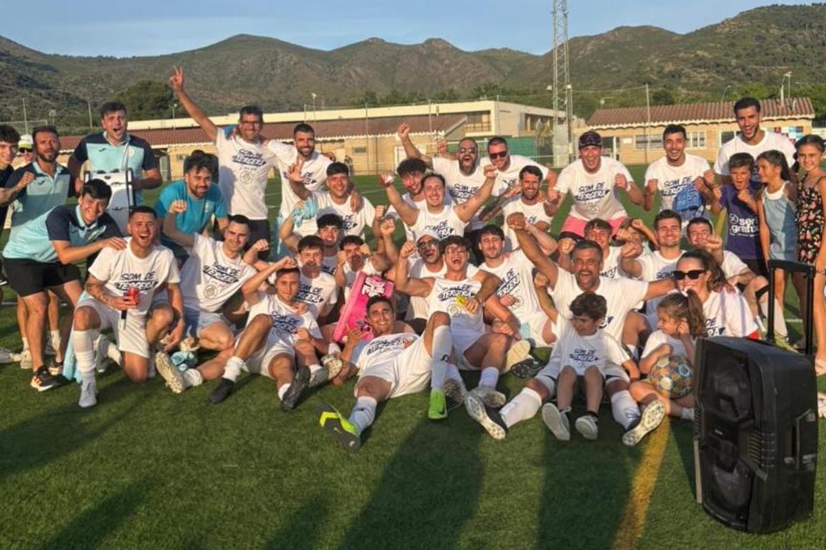 El Roses City B celebra la victòria.