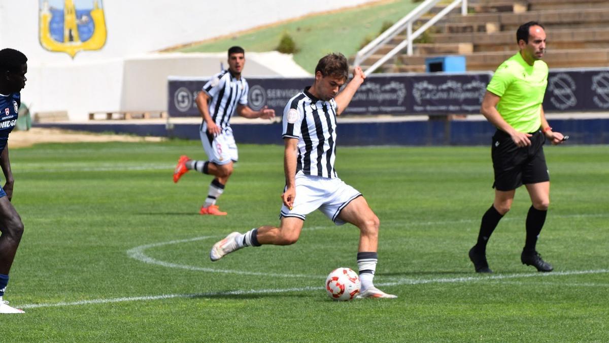 Mauro Costa regresó al centro del campo del Castellón B para distribuir el juego.