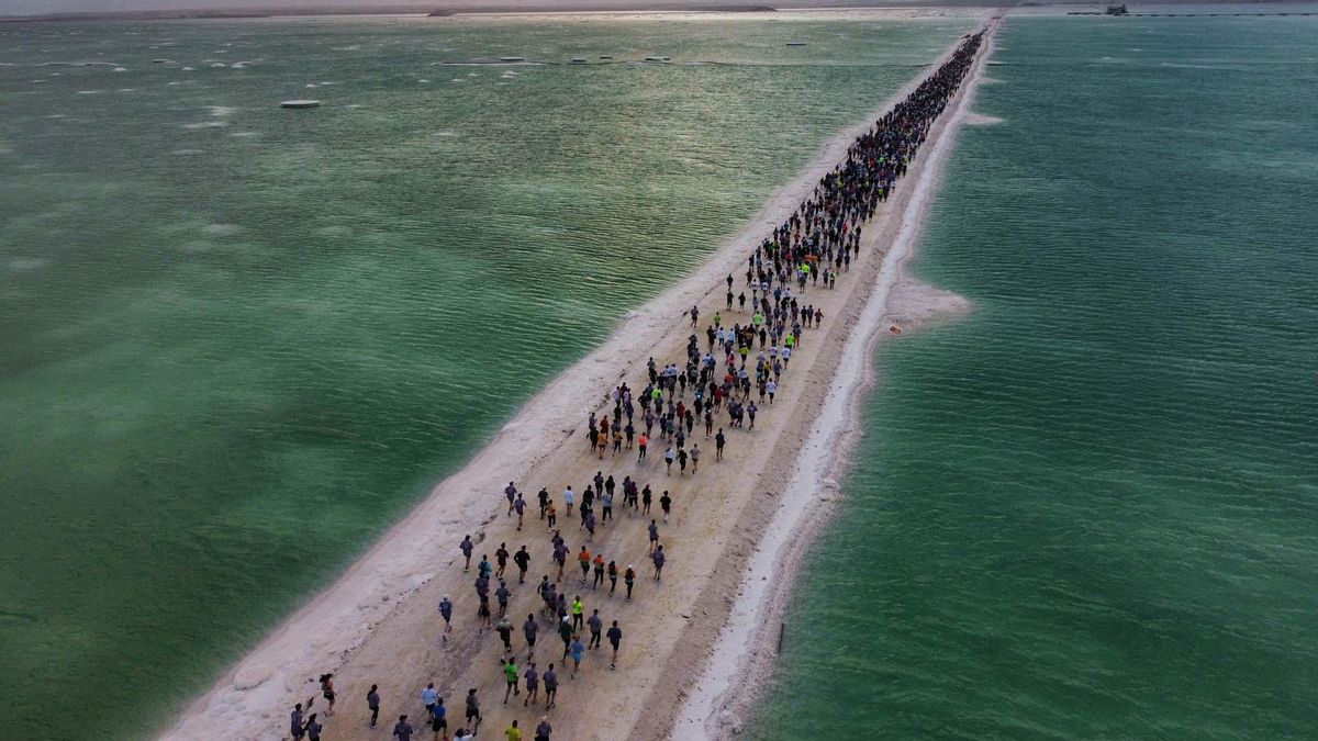 Ein Bokek (Israel), 07/02/2025.- Corredores en acción en el punto de partida de la 6ª Maratón del Mar Muerto en Ein Bokek, el Mar Muerto cerca de la frontera entre Israel y Jordania, Israel, el 07 de febrero de 2025. Según los organizadores, alrededor de 8.000 corredores participaron en la 6ª Maratón del Mar Muerto (Maratón, Jordania) EFE/EPA/ABIR SULTAN Ein Bokek (Israel), 07/02/2025.- Corredores en acción en el punto de partida de la 6ª Maratón del Mar Muerto en Ein Bokek, el Mar Muerto cerca de la frontera entre Israel y Jordania, Israel, el 07 de febrero de 2025. Según los organizadores, alrededor de 8.000 corredores participaron en la 6ª Maratón del Mar Muerto (Maratón, Jordania) EFE/EPA/ABIR SULTAN
