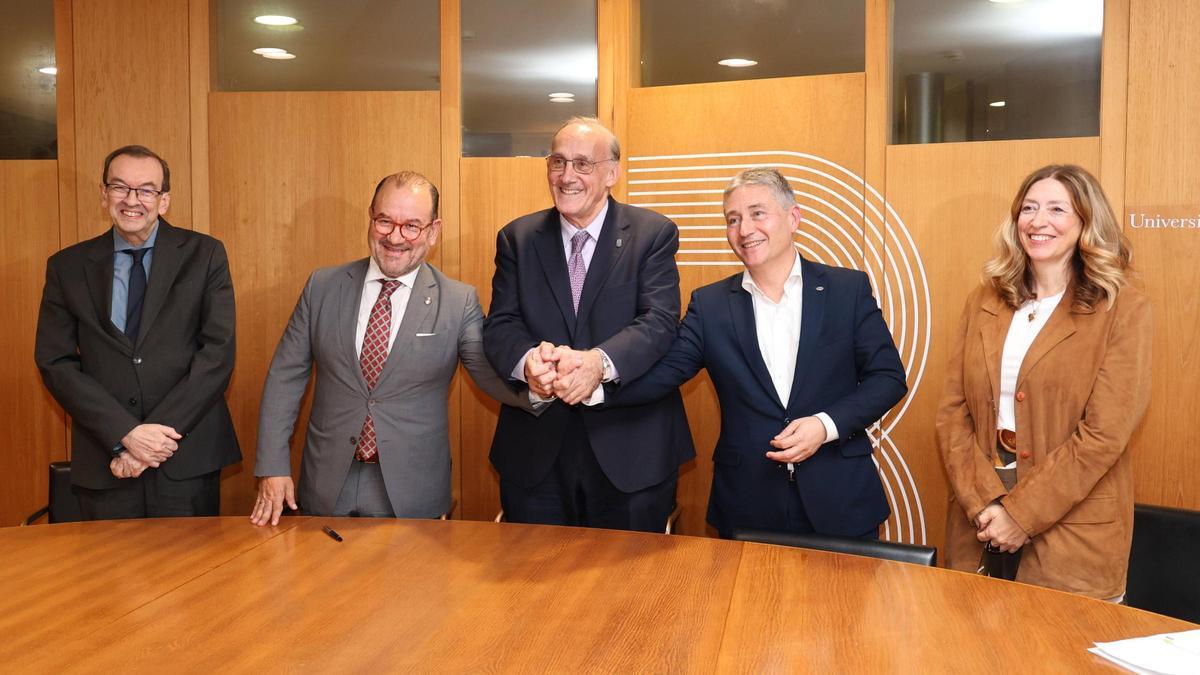 Cumbre de los tres rectores gallegos por el grado de Medicina