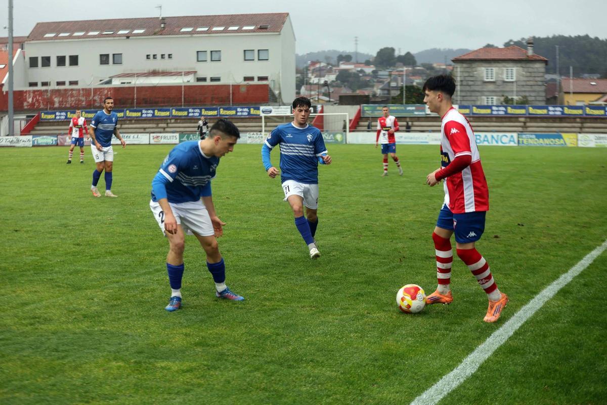 Yoel Crespo, presionado en banda por dos jugadores del Gran Peña.