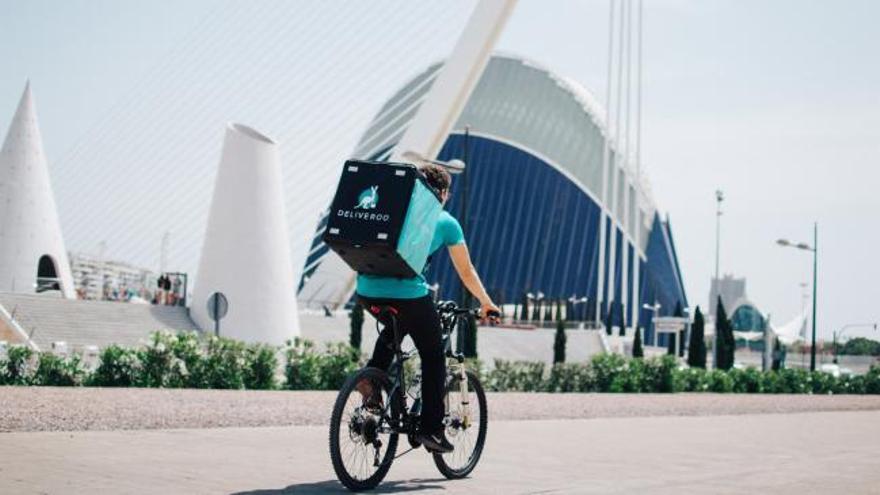 Un juez condena a Deliveroo porque sus repartidores son falsos autónomos