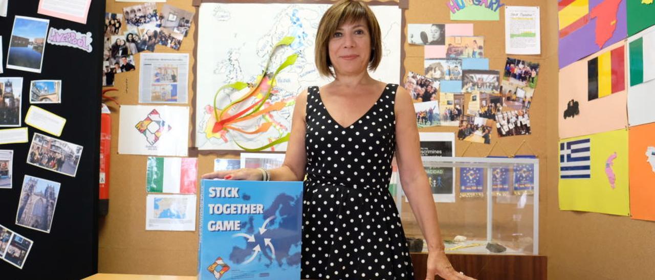 La directora del Monastil, Ana Esteve, con el juego «Stick Together» y detalles del tablero.