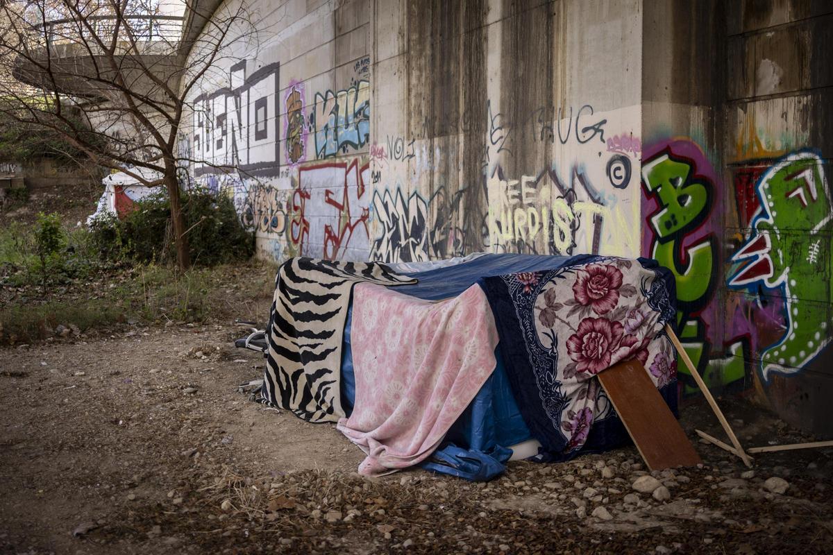 Personas sin hogar duermen bajo un puente en Zaragoza.