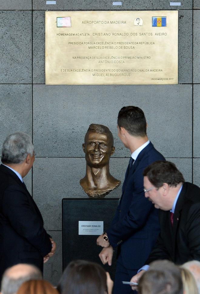 Cristiano Ronaldo flipa con su busto