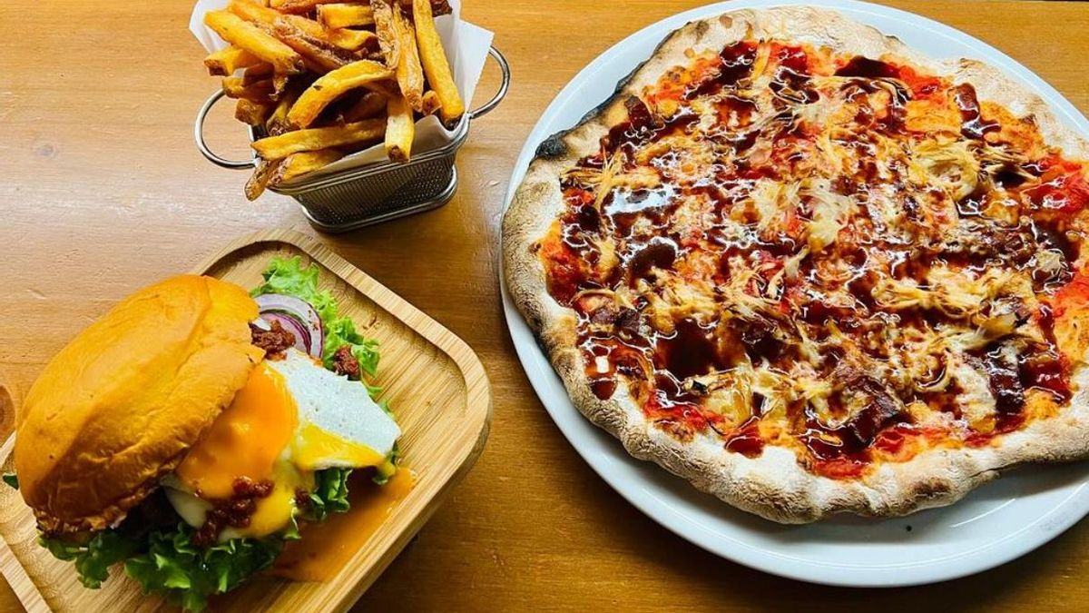 Hamburguesa, pizza y papas del Mundo Burger.