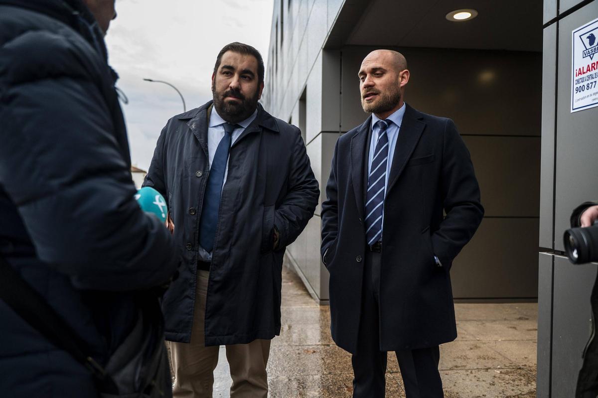 Los abogados de la defensa, Fernando Cumbres y Mario manzanero, este viernes por la tarde en las puertas de los juzgados de Cáceres.