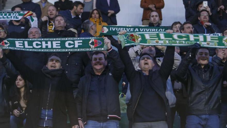 Aficionados animando al Elche en las gradas del Martínez Valero