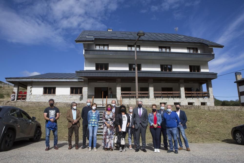 El rector de la Universidad visita el albergue de Pajares