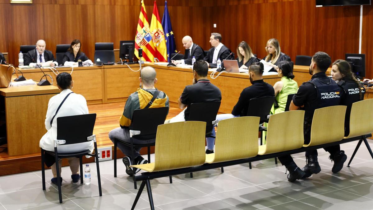 Dolores H. J., y el resto de procesados, en el banquillo de los acusados de la Audiencia Provincial de Zaragoza.