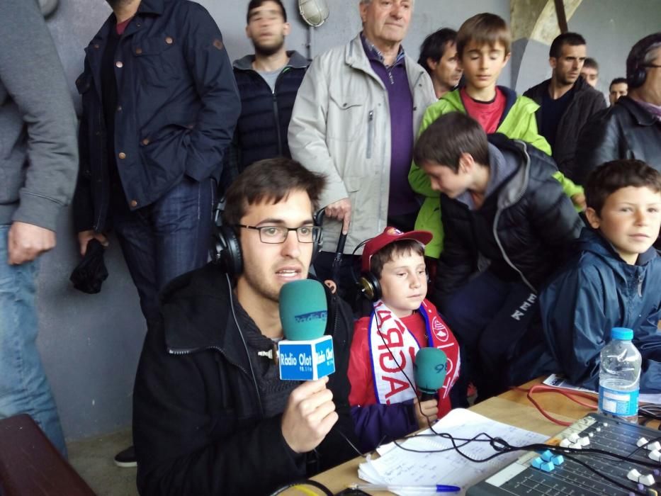 Ribes comentant un partit de l'Olot amb el periodista de Ràdio Olot David Planella